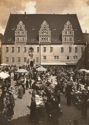 Meißen. Rathaus und Wochenmarkt vor der Apotheke