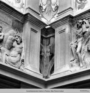 Freskendekorationen mit Putten, Fabelwesen - Ausschmückung des Hofes mit Fresken und Terrakottareliefs