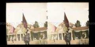 Mann in Uniform an den Ausstellungshallen, Verkehrsausstellung, München