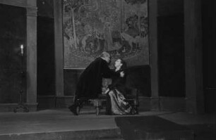 Szenenbilder aus dem Drama "Die Verschwörung des Fiesco zu Genua" von Friedrich Schiller im Theater am Schiffbauerdamm Berlin : Szene mit Lothar Firmans als Verrina und Susanne Wisten als seine Tochter Bertha