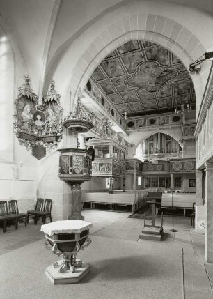 Dresden-Leubnitz-Neuostra. Leubnitzer Kirche. Inneres mit Taufe, Kanzel, Nöthnitzer Betstube (1671, Bemalung v. G. Lucas) und Orgel (1762; D. Schubert)