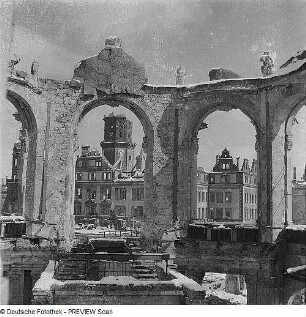 Dresden. Blick aus der Ruine des Glockenspielpavillons im Zwinger gegen das Residenzschloß