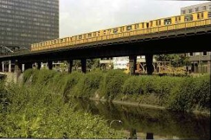 Berlin: Landwehrkanal mit Hochbahn und Postscheckamt