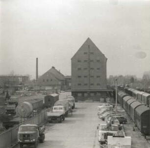 Cottbus. Speicher, Vetschauer Straße. um 1920. Straßenzufahrt von Ost gegen Speichergiebel