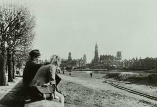 Dresden, Blick vom Neustädter Elbufer oberhalb der Marienbrücke nach Südosten auf die Altstadt mit jungem Paar