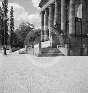 Freitreppe und Portikus am Stadttheater Posen