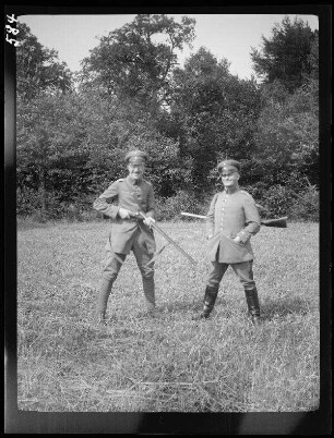 Bouvincourt-en-Vermandois (Dep. Somme): Prinz Adalbert und Offizier Sperr mit Gewehren im Feld Treibjagd