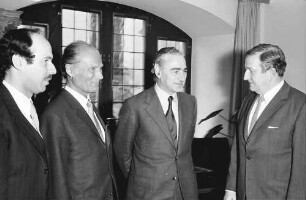 Freiburg: Rathaus; Gruppe stehend: Konsul, Oberbürgermeister, Generalkonsul Capobianco, Dr. Graf