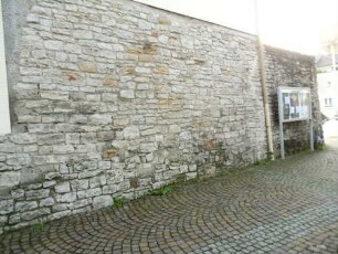 Stadtbefestigung-Stadtmauer im Westen am Gottesackertor mit Verlauf nach Süden - Werksteine im Mauersteinverband (Wehrgang mit Steinbrüstung abgetragen)