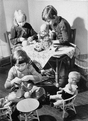 In einer Kindereinrichtung. Mädchen spielen mit Puppen