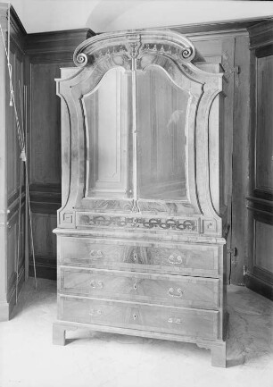 Schreibschrank aus Schloß Moritzburg. Nußbaum, furniert. Um 1720/1730. Moritzburg: Schloss Moritzburg