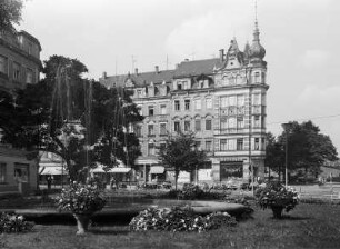 Löbau, Wettiner Platz : Löbau. Wettiner Platz mit Springbrunnen und Eckhaus Sachsenstraße 1