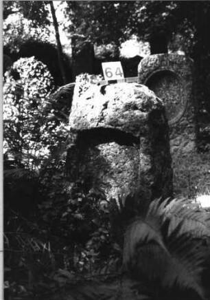 Grabstein 64 (Index: 100084985) Zustand: Schriftplatte entfernt Maße HxBxT: 95x55x36 cm Beschreibung: Stele, Rundbogenabschluß, Schriftplatte: Grabstein 64