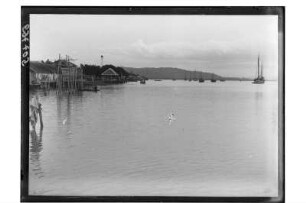Küste am südchinesischen Meer : Südthailand. Küste am südchinesischen Meer mit Häusern und Segelschiffen, 1912/1913