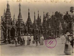 Rangun, Birma. Touristen posieren mit Wasserträgern vor der Shwedagon-Pagode