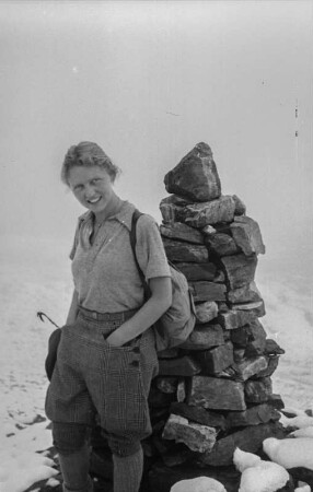 Portrait : Portrait einer Frau an einem sogenannten Steinmännchen, einem Wegzeichen.