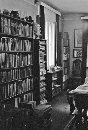 Wilhelm-Fraenger-Haus in Potsdam, Tschaikowskiweg 4 . Bücherregale im Arbeitszimmer