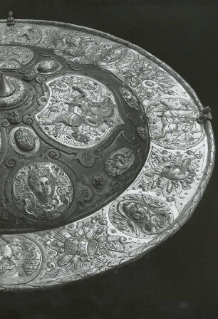 Rundschild : Rundschild. Augsburg, um 1600. Eisen, geschwärzt, gegossen, getrieben, z. T. vergoldet, Messingnieten, Silber, vergoldet; Durchmesser 62 cm, Gewicht 6300 g. Staatliche Kunstsammlungen Dresden (SKD), Rüstkammer N 0142