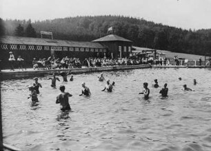 Bermsgrüner Sportler im Arbeiter-Freibad Bockau während eines Sportfestes : Bermsgrüner Sportler im Arbeiter-Freibad Bockau während eines Sportfestes
