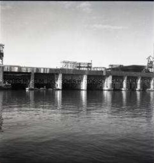 Nummerierte Großbunker für deutsche U-Boote in einem Hafen an der französischen Atlantikküste