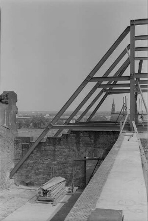 Dresden-Altstadt, Augustusstraße 2. Ständehaus (1901-1907; P. Wallot). Substanzsicherung / Wiederaufbau Dach. Montage von Dachbindern (Westflügel)