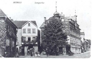 Lemgoer Straße Ecke Lagesche Straße. Detmold. Heute: Lange Straße Ecke Behringstraße, Blickrichtung. Richthofenstraße. Die aufgedruckte Angabe "Lemgoertor". ist falsch. Das Lemgoer Tor befand sich dort, wo die Lange Straße auf das Rosental trifft. Sammlung Heinrich Heuer