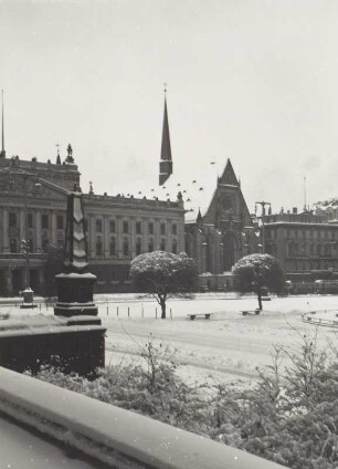 Leipzig, Augustusplatz : Leipzig. Augustusplatz. Teilansicht mit Augusteum (K. F. Schinkel, Roßbach) und Paulinerkirche (Univeritätskirche). Winteraufnahme