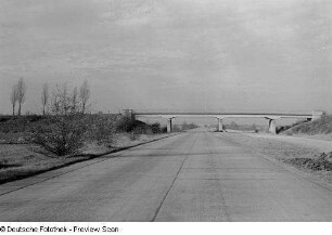 Blick auf eine Autobahn mit Autobahnbrücke