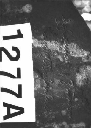 Grabstein 1277 (Index: 99900113) Material: Sandstein Zustand: unten angewittert, sonst gut erhalten Maße HxBxT: 97x55x12 cm Beschreibung: Stele mit Dreiecksabschluss: Grabstein 1277A