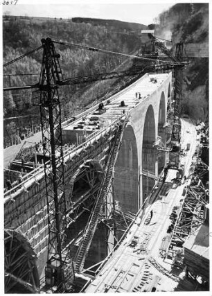Drachenlochbrücke, km 152,933 Die Brücke wurde 1935 - 1937 gebaut, 1945 gesprengt und 1949/50 wieder aufgebaut.