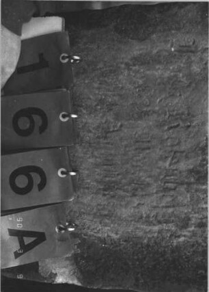 Grabstein 166 (Index: 99786086) Zustand: Inschrift vollständig abgeblättert, oberer Teil abgebrochen und zementiert Maße HxBxT: 105x43x13 cm: Grabstein 166A
