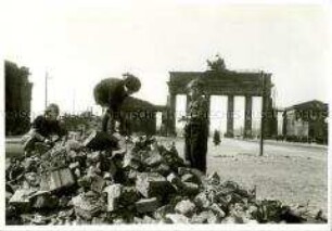 Kindern spielen auf dem Platz vor dem Brandenburger Tor