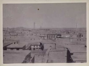 Blick über Diyarbakir : Blick über die Stadt. Links die Keldani Kirche, rechts das Minarett der Ali-Pascha-Moschee