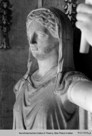 Weibliche Statue mit Ähren und Fackel nach Vorbild des 5. Jahrhunderts vor Christus (Ceres?)