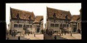 Belebte Straße und Rathaus in Regensburg