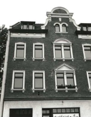 Wurzen. Wohnhaus mit Laden, Torgauer Straße 8 (nach 1870). Fenster (1. Obergeschoss-Dachgeschoss)