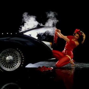 Model mit Auto im Studio