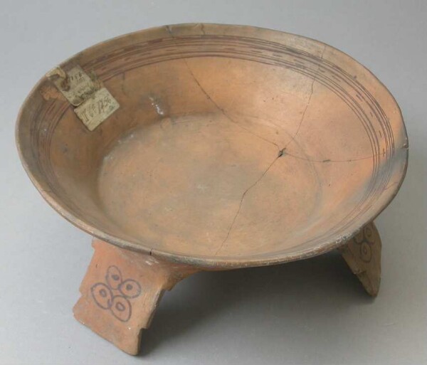 Tripod bowl made of clay