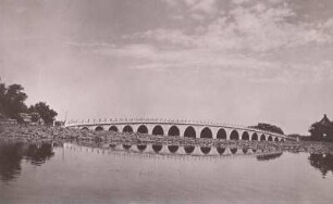 Peking, China. Neuer Sommerpalast (seit 1998 UNESCO-Weltkulturerbe). Marmorbrücke Siebzehn-Bogen-Brücke (1750; Länge 150 m)