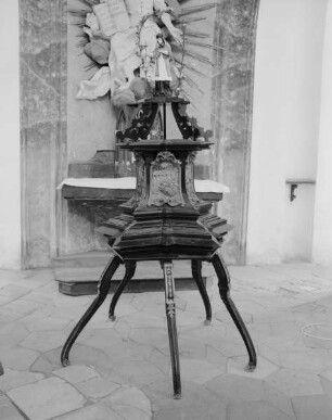 Prozessionsaltar (?) mit Figur des Heiligen Johannes von Nepomuk