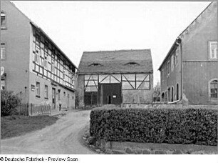Klipphausen-Scharfenberg (ehem. Naustadt Nr. 39). Bauernhof mit Wohnstallhaus (1861), Scheune (1852) und Wirtschaftsgebäude (1868)