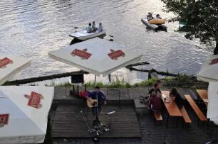 Bierlokal in Prag : Ein Sänger produziert sich am Abend in einem Prager Bierlokal am Moldauufer, aufgenommen 2008