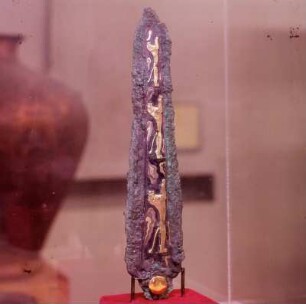 Dolch mit springenden Löwen : Athen. Archäologisches Nationalmuseum, Inv.Nr. 395. Mykenischer Dolch: Jagende Löwen. Grab 4. Bronzeblatt, mit Gold, Silber, Elektron, Niello, 16. Jh. v. Chr.