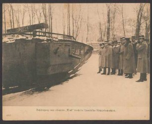 Besichtigung eines erbeuteten "Tanks" durch die schwedische Militärkommission.