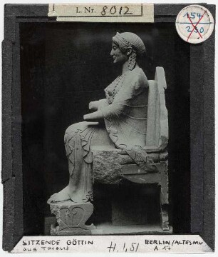 Berlin: Staatliche Museen (Altes Museum), Thronende Göttin aus Tarent
