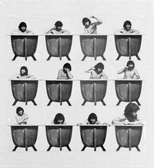 "Rucksack-WC", Sanitäre Nasszelle für Außenwand-Montage (nicht realisiert) – Mann in 12 verschiedenen Posen in der Badewanne sitzend. Berlin-Neukölln, Falkenstraße 21-22