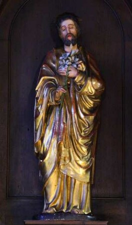 Frankreich. Alsace. Haut Rhin. Kaysersberg. Eglise de Sainte Croix innen. Statue