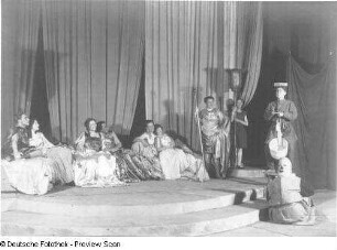 "Ein Sommernachtstraum" von William Shakespeare. Szene mit Felix Steinböck als Demetrius, Antonia Dietrich als Helena, Grethe Volckmar als Hippolyta, Heinz Woester als Theseus, Adolf Wohlbrück als Lysander, Lotte Gruner als Hermia, zwei Dienern, Martin Hellberg als Wand und Walther Kottenkamp als Prolog. Dresden: Schauspielhaus, 12.06.1930