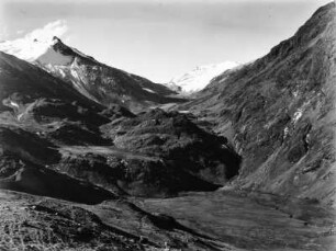 Gebirgstal : Hichucota-Tal mit Gesteinsanhäufungen