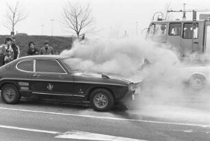 Brand im Motorraum eines Personenkraftwagens an der Ecke Brauerstraße/Ebertstraße